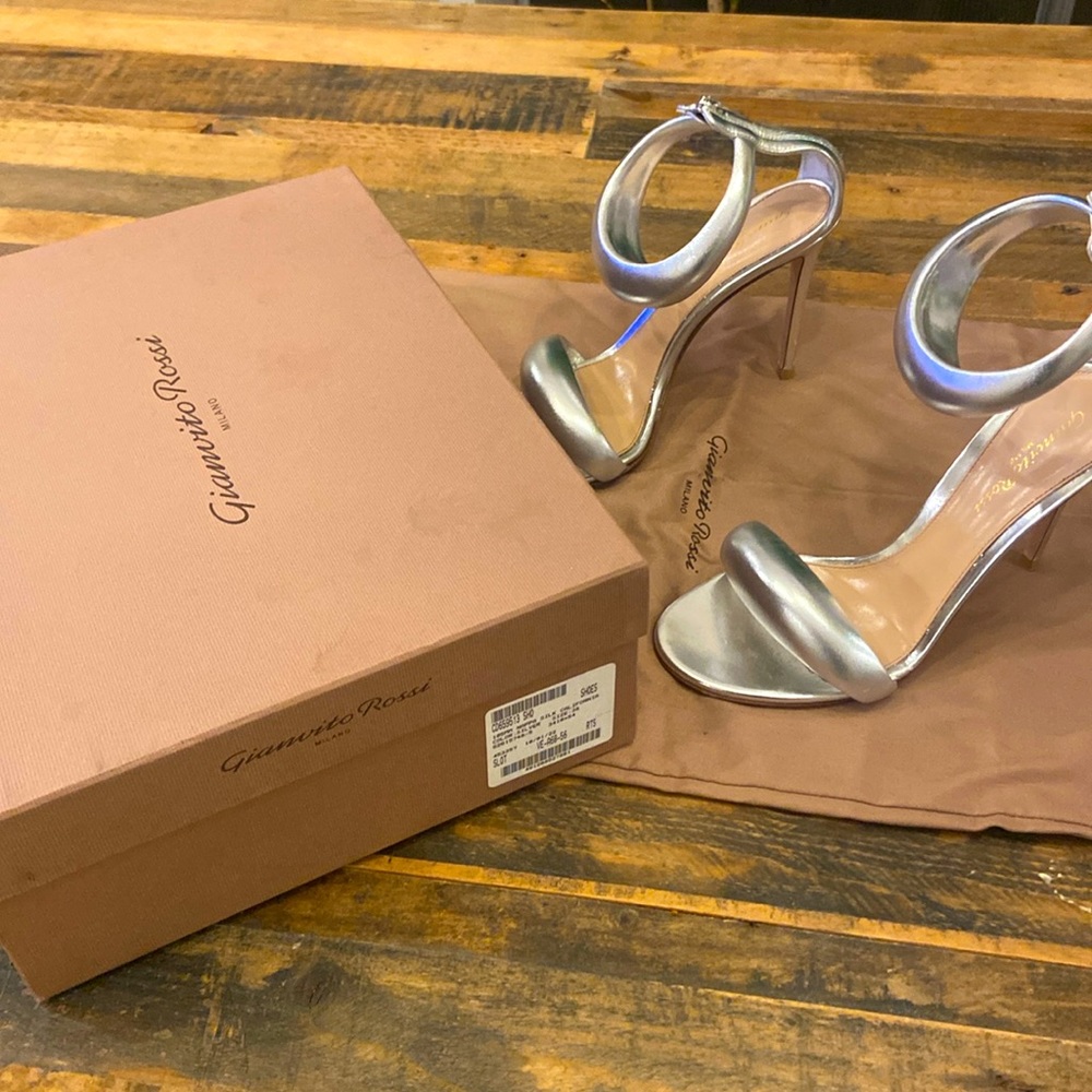 Gianvito Rossi
105mm Nappa Silk California
NMS21_X5MJ9
Size: 8B
Color: Silver - Picture 1 of 5